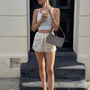 Agata prickiga shorts med spetskant